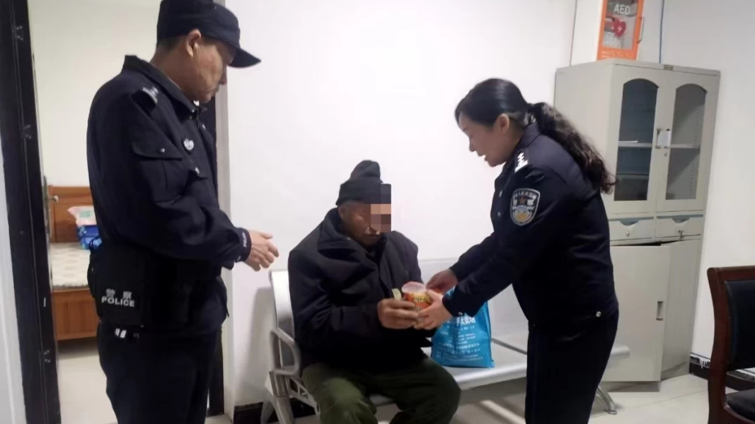 泗县一位耄耋老人寒夜迷路 民警暖心救助归家温暖了群众的心