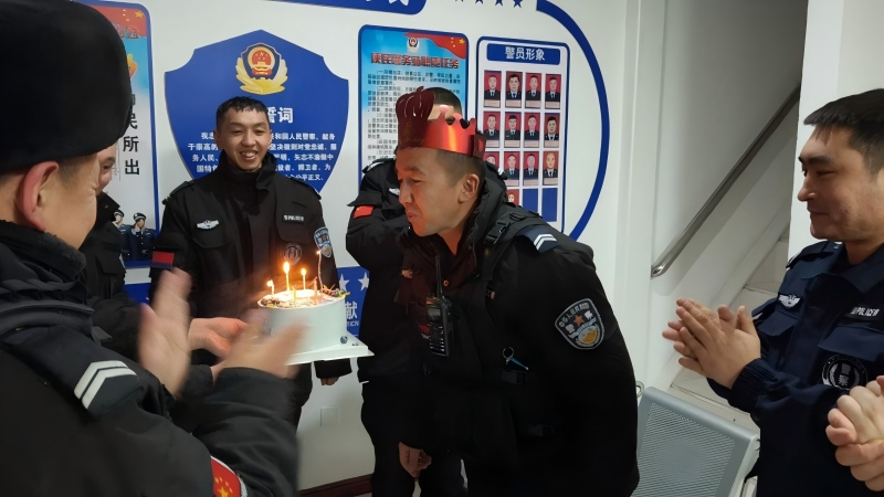 新疆富蕴公安：警营里的特别生日 寒夜中的暖心坚守