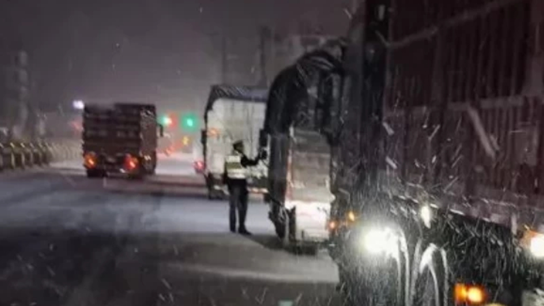 警灯穿透风雪夜 民警坚守保畅通