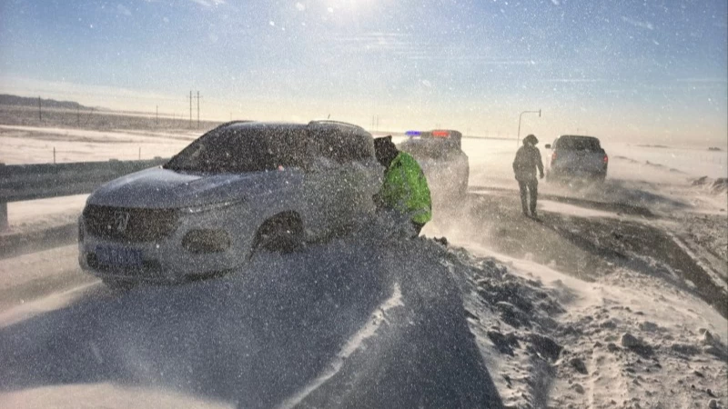 新疆阿勒泰公安：护航冰雪旅游季 绘就平安风景线