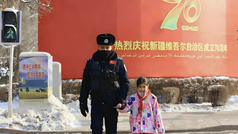 新疆霍城公安：寒潮送温暖 护航冬季用火用电安全