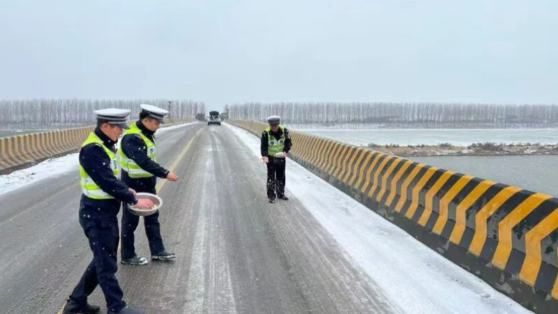 雪“警”相映送暖！让风雪归途始终暖意融融