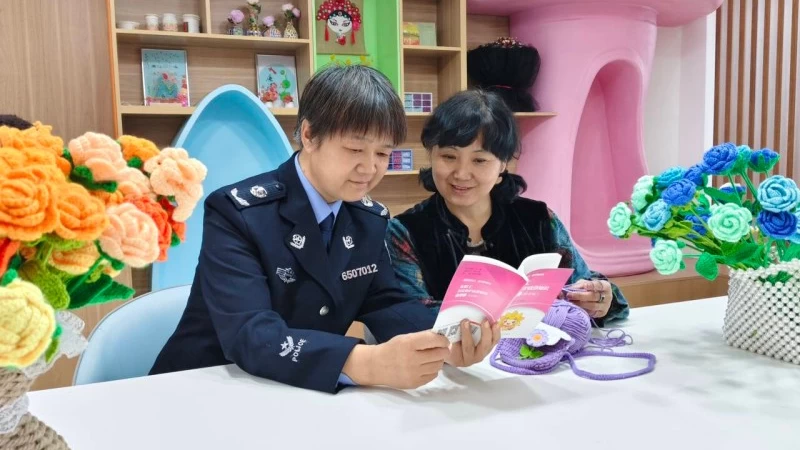 新疆生产建设兵团第七师胡杨河市一三一团法治宣传融合非遗编织活动