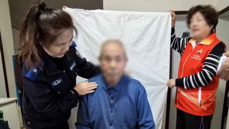 新疆沙湾市公安局：“家门口”办证，让老人喜笑颜开！