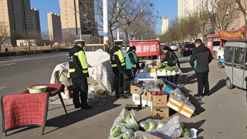 向占道经营说“不”！长治交警在行动