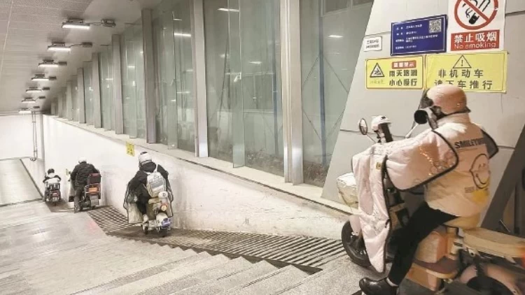 无视“下车推行” 骑车飞速冲坡