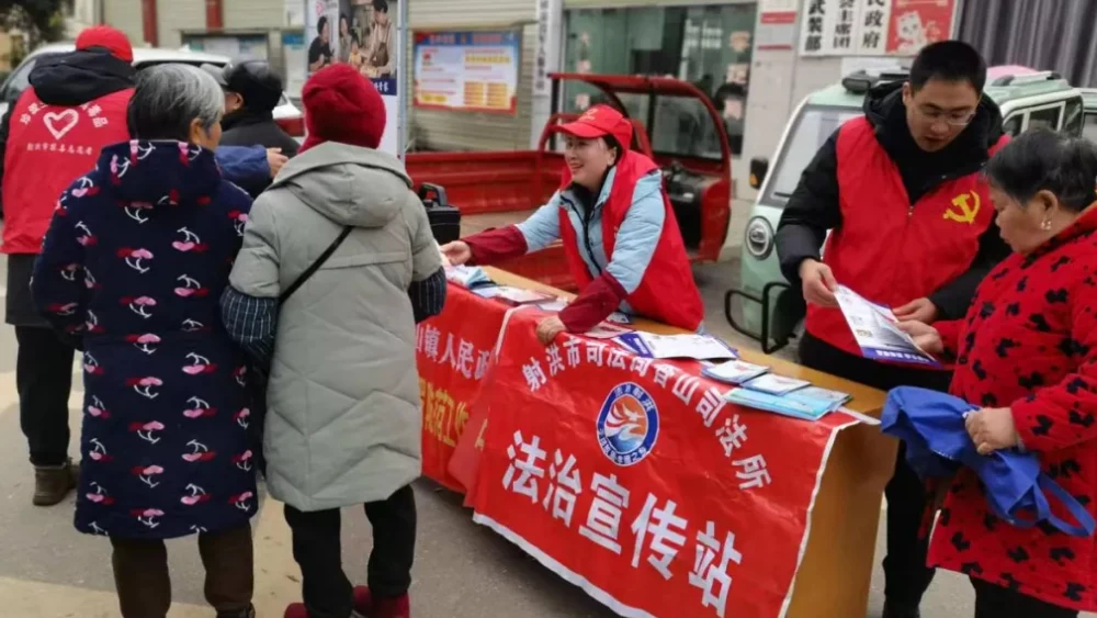 射洪市司法局香山司法所联合镇综治中心开展岁末农民工讨薪维权专项宣传活动