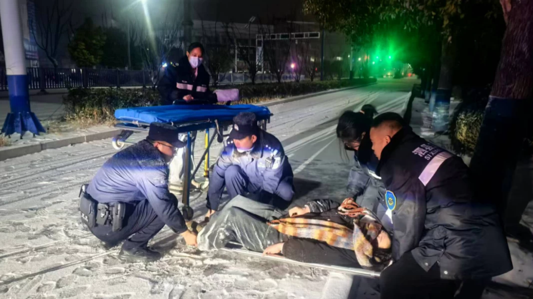 寒夜大雪里的暖心救援！一宝妈意外受伤 泗县民警火速驰援解困局