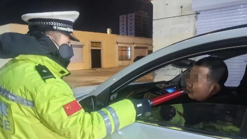 内蒙古四子王旗交警持续开展夜查统一行动，筑牢冬季交通安全