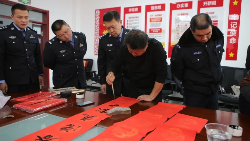 新疆奎屯市公安局：翰墨飘香进警营 丹心共谱警民情