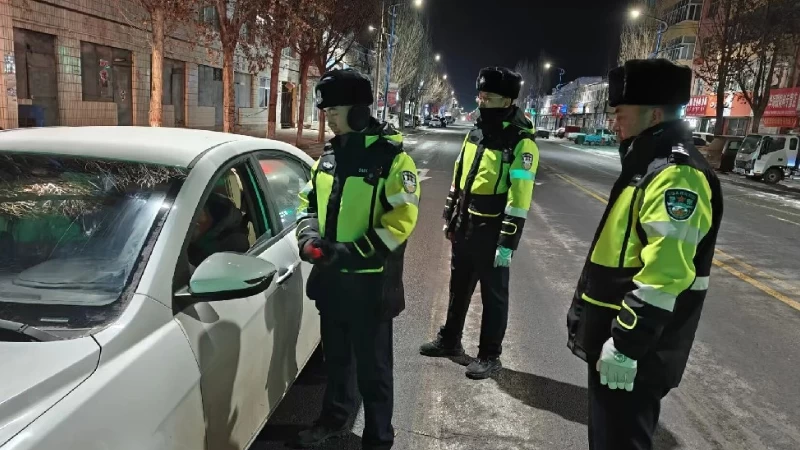 内蒙古察右中旗交警开展夜查不松懈，筑牢夜间道路安全防线