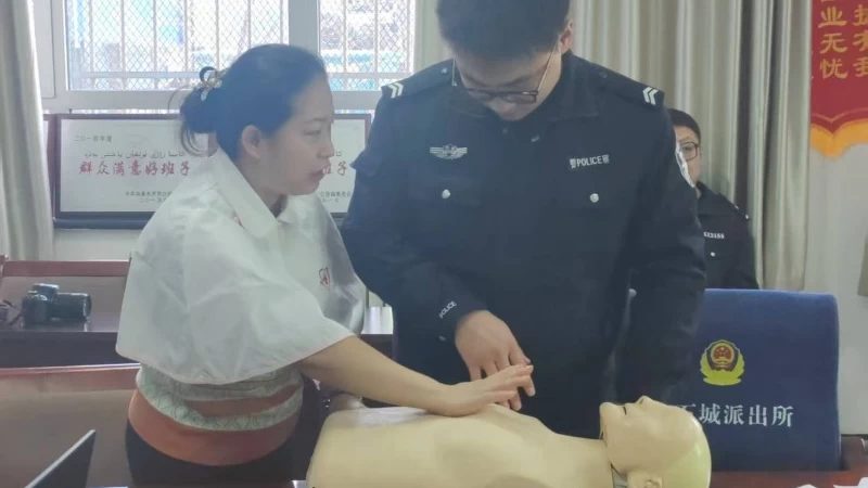 新疆乌鲁木齐市高新街街道派出所：民警学练急救技能 争当生命守护“第一响应人”