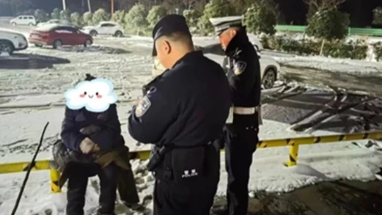 南方大雪路难行 泗县民警暖心护送八旬老人归家