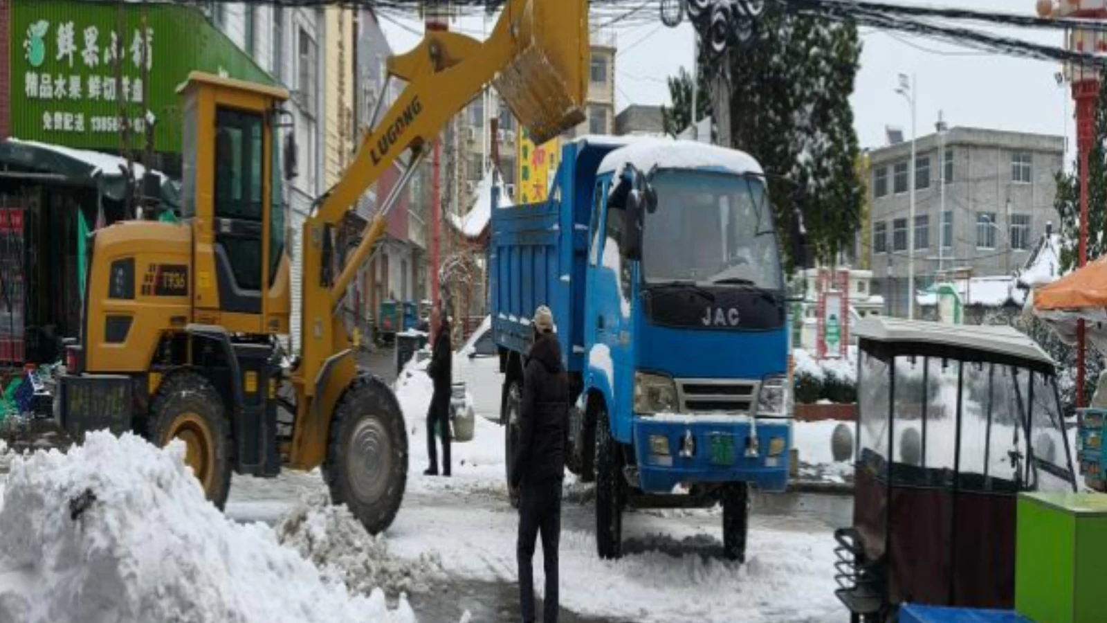 安徽亳州市：闻雪而动除冰患 守路护民保平安