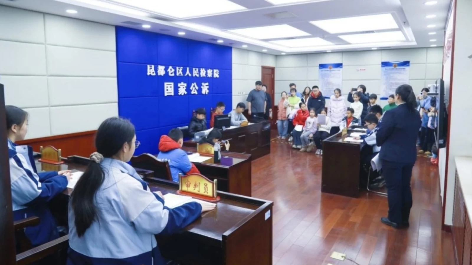检爱同行护未来——内蒙古包头市昆都仑区检察首场寒假普法活动温情启幕