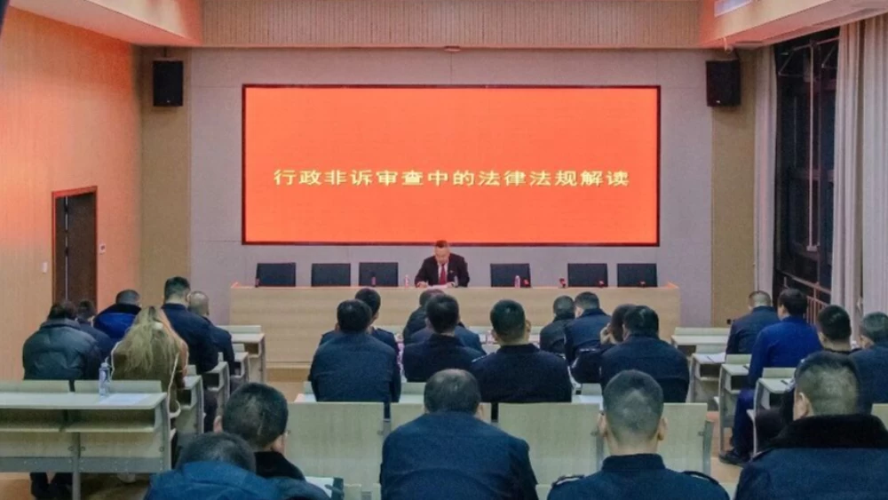 “红扣子”送法进机关 为依法行政赋能