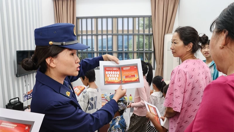 三亚20组家庭沉浸式开展“消防研学之旅”