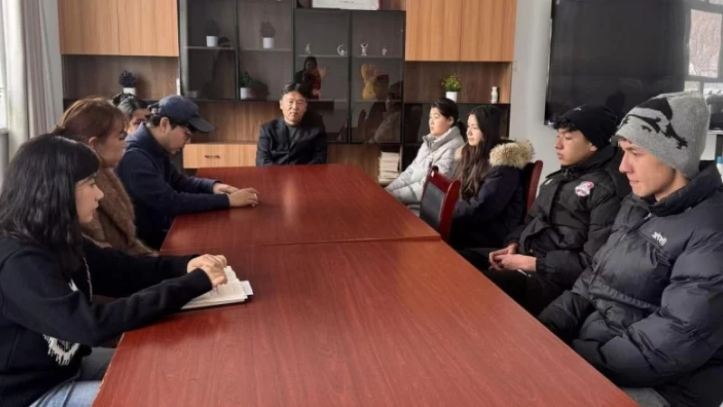 新疆伊宁市人民检察院驻光明街社区工作队组织返乡大学生参加寒假社会实践活动