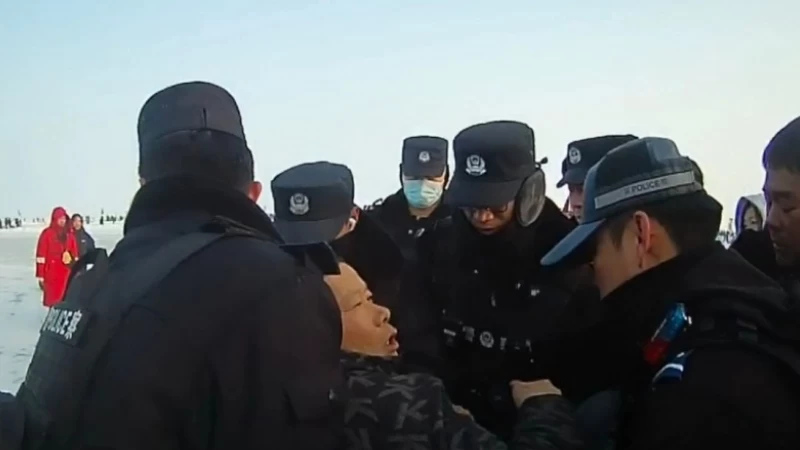新疆生产建设兵团第六师五家渠垦区公安局：紧急救援暖寒冬 警民同心显担当