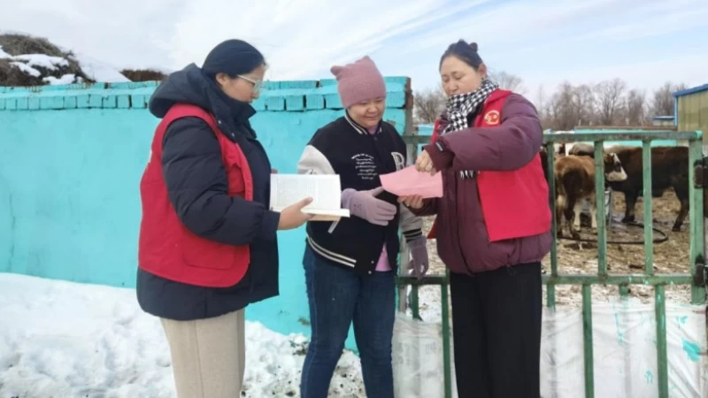 新疆布尔津县杜来提乡“法律明白人”将交通安全知识送到群众家