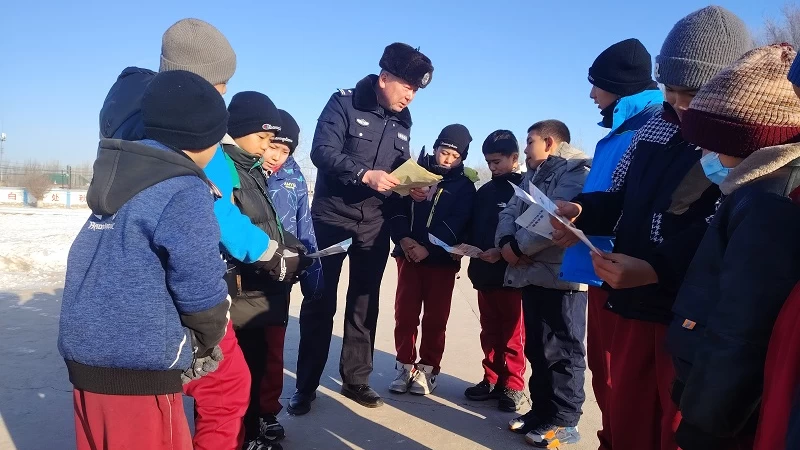 假前安全“必修课”——新疆巩留县公安局民警进校园守护学子寒假平安路