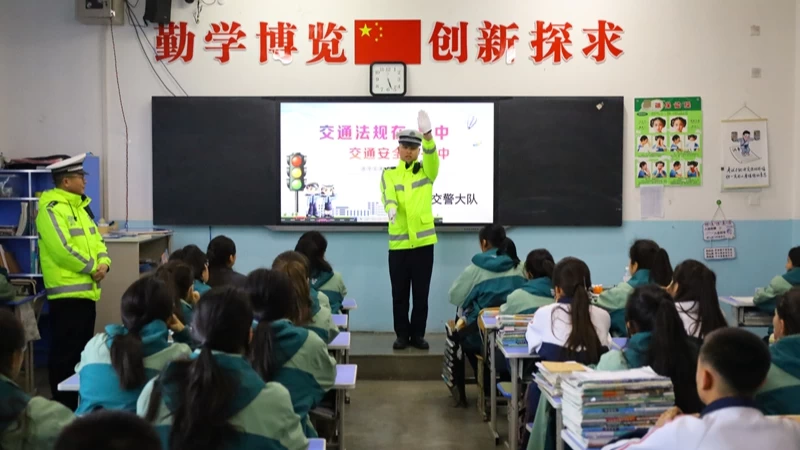 新疆霍城县公安局多措并举护航冬季道路安全