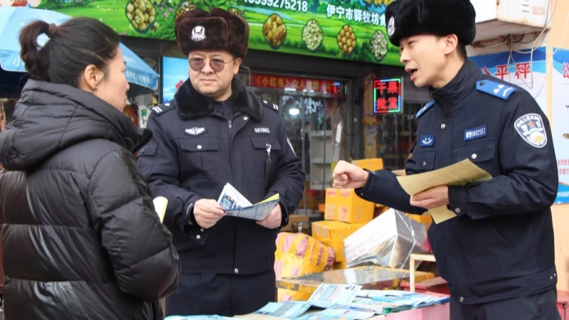 新疆伊宁市公安局艾兰木巴格街道派出所“地摊警务”把服务送到群众身边