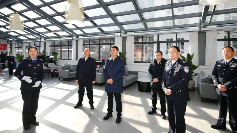 徐芝文在四川阿坝州公安局机关走访慰问和调研