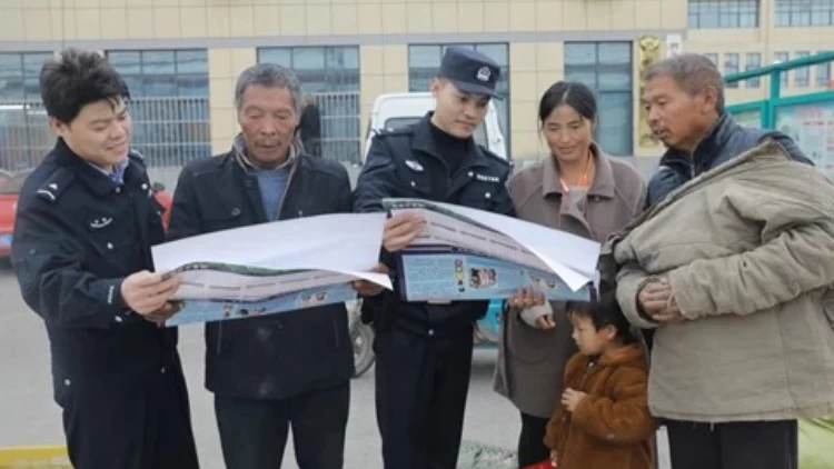 “天上不会掉馅饼！”——泗县民警集市 “零距离”宣讲 守护群众财产安全