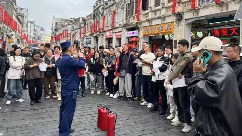 海口龙华消防走进骑楼老街开展消防宣传活动