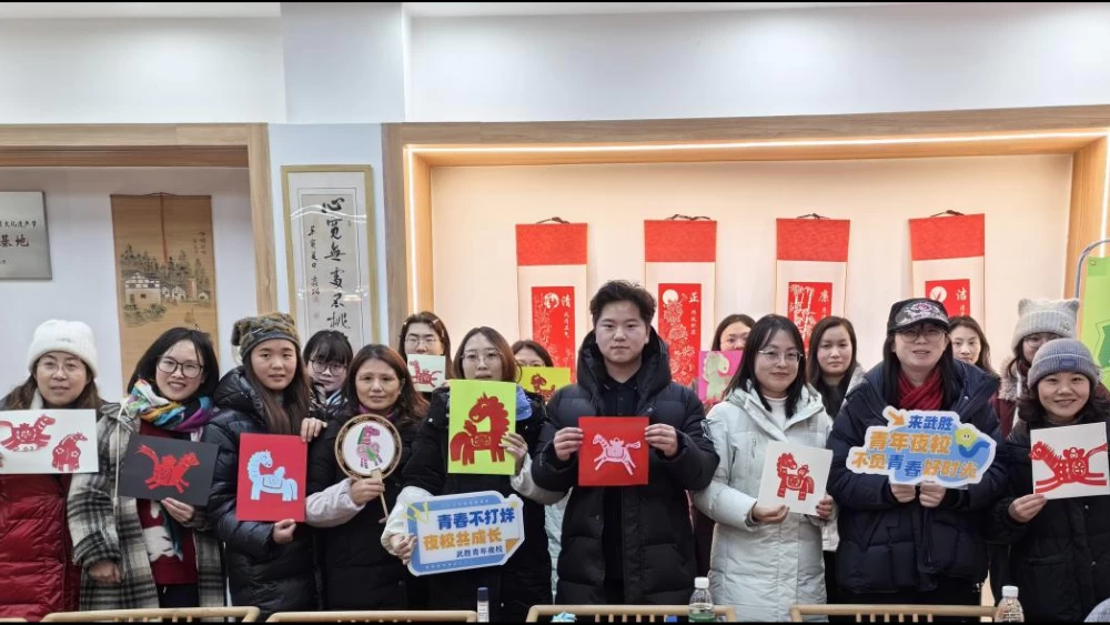 当非遗“骏马”跃上指尖——这场剪纸课，剪出马年新愿！