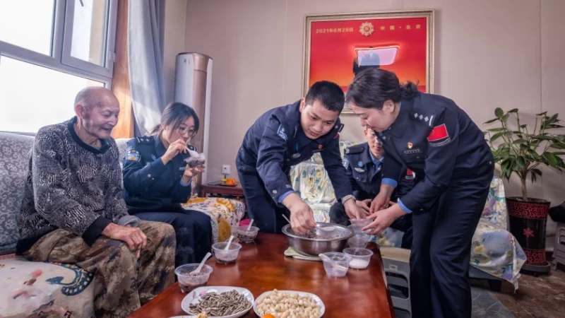 新疆塔城边境管理支队民警与“时代楷模”、全国“七一”勋章获得者魏德友共度腊八佳节