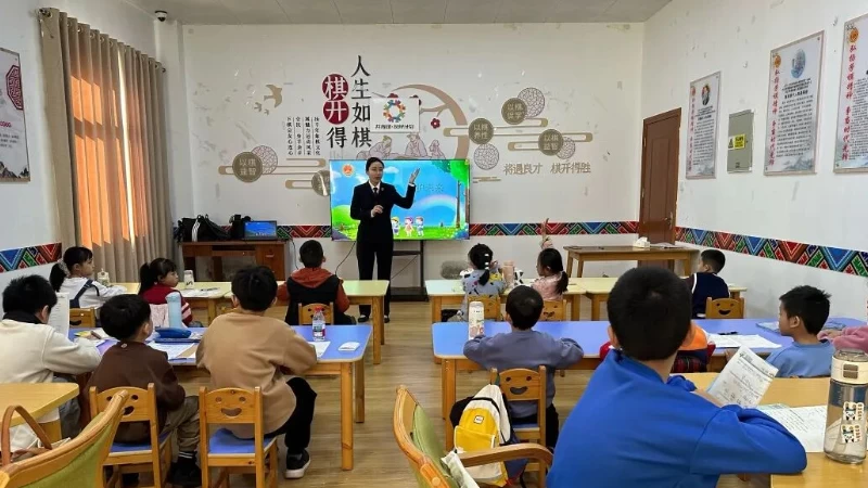 海南琼中检察院赴社区开展未成年人寒假普法宣传活动