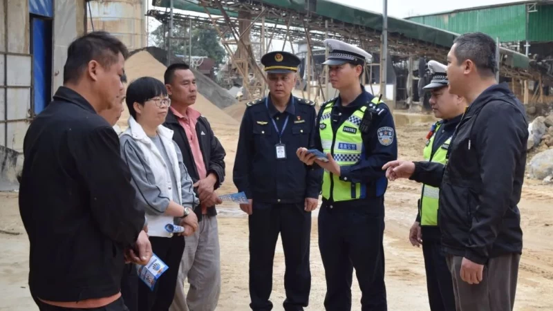 海南琼海交警联合多部门深入多家砂石厂开展交通安全检查及宣传工作