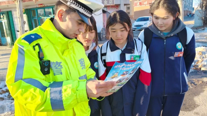 新疆霍城县公安局交警走进校园送上寒假“安全礼包”