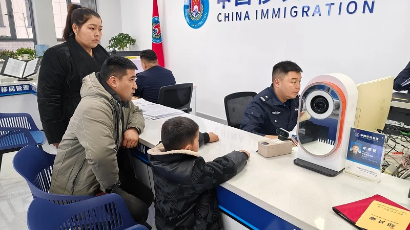 新疆巩留县公安局出入境管理大队：擦亮服务底色 绘就出入境窗口新“境”象