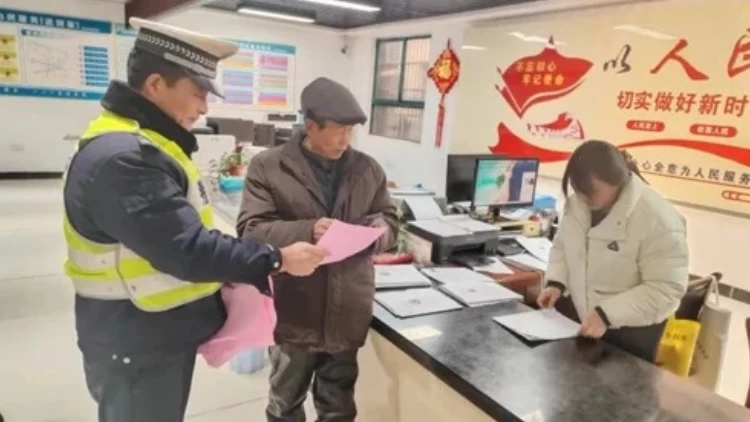 安徽泗县冬季宣传不停歇 交通安全“警”相随