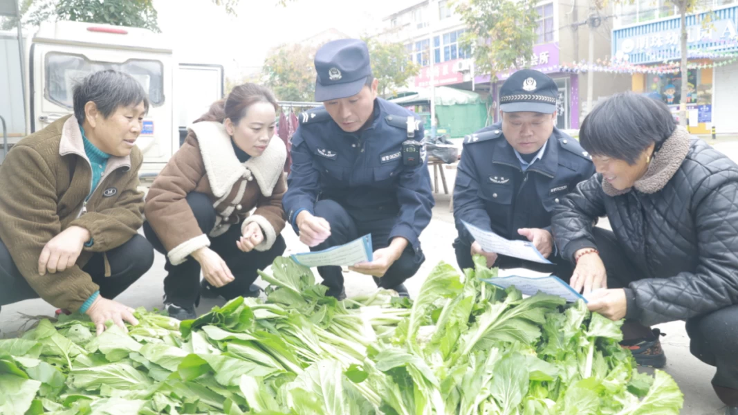 安徽泗县民警菜农摊前普法忙 法治服务暖民心