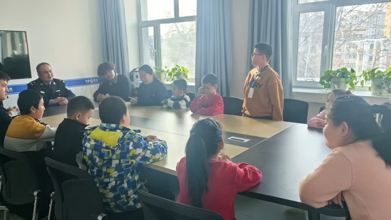 新疆阿勒泰市解放路街道派出所创新形式开展青少年法治教育