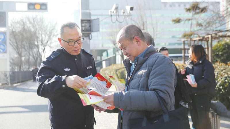 街头普法 传递法治温度