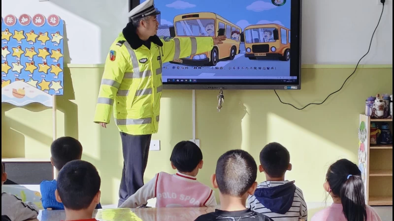 大同交管八大队交警走进幼儿园，为萌娃筑牢寒假交通安全防线