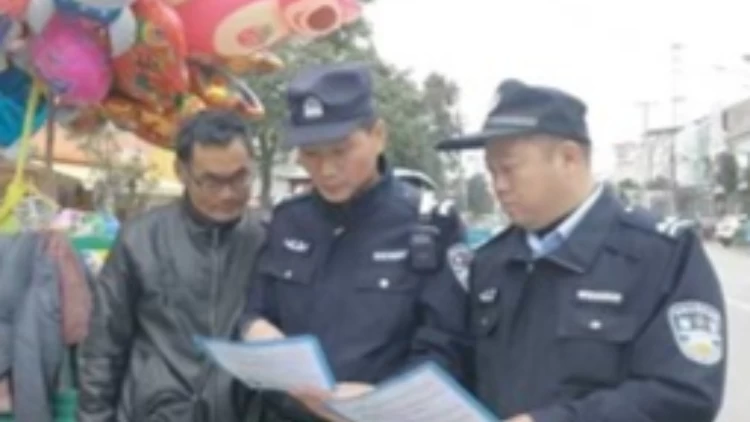安徽泗县民警集市“唠嗑”送平安 守护新春烟火气