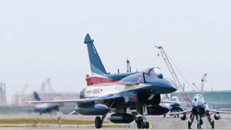 中国空军八一飞行表演队应邀参加第十届新加坡航展