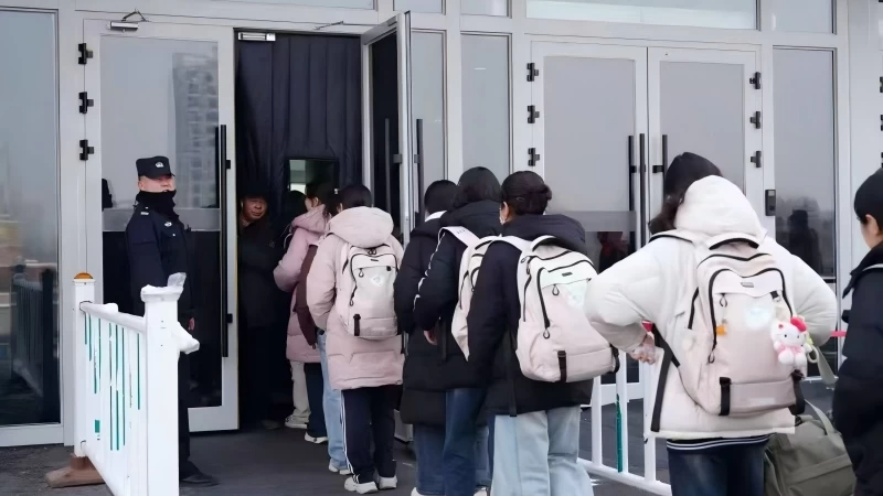 乌鲁木齐铁路公安局乌鲁木齐铁路公安处石河子火车站派出所护航学子平安回家