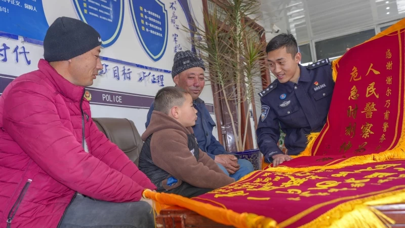 帕米尔高原上的“连心桥” 乡亲们眼里的“好巴郎”——记新疆喀什边境管理支队科克牙尔边境派出所民警王佳乐