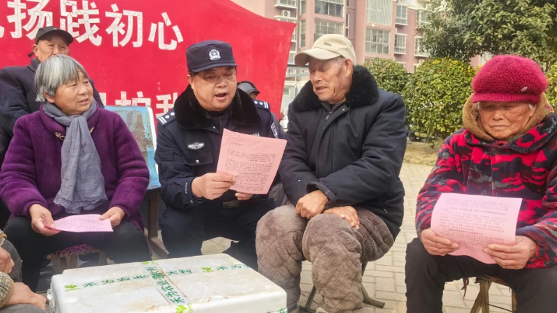 法治暖冬 平安迎春——安徽泗县民警为群众送上实用暖心的“法治年货”