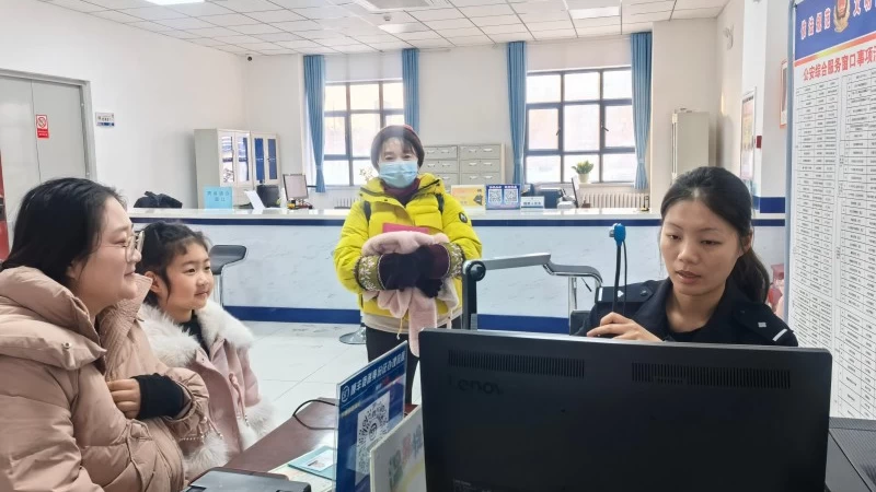 新疆奎屯公安深化“放管服” 暖心服务赢民心