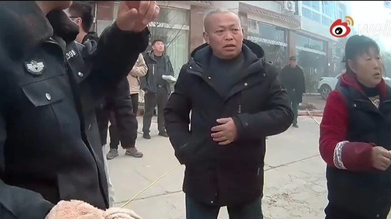他三进火场救出被困老人！