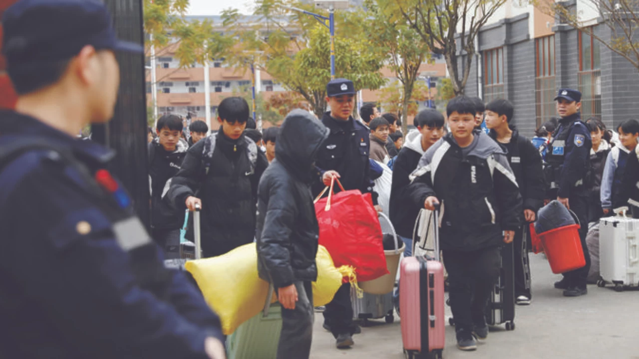 护航学子返乡