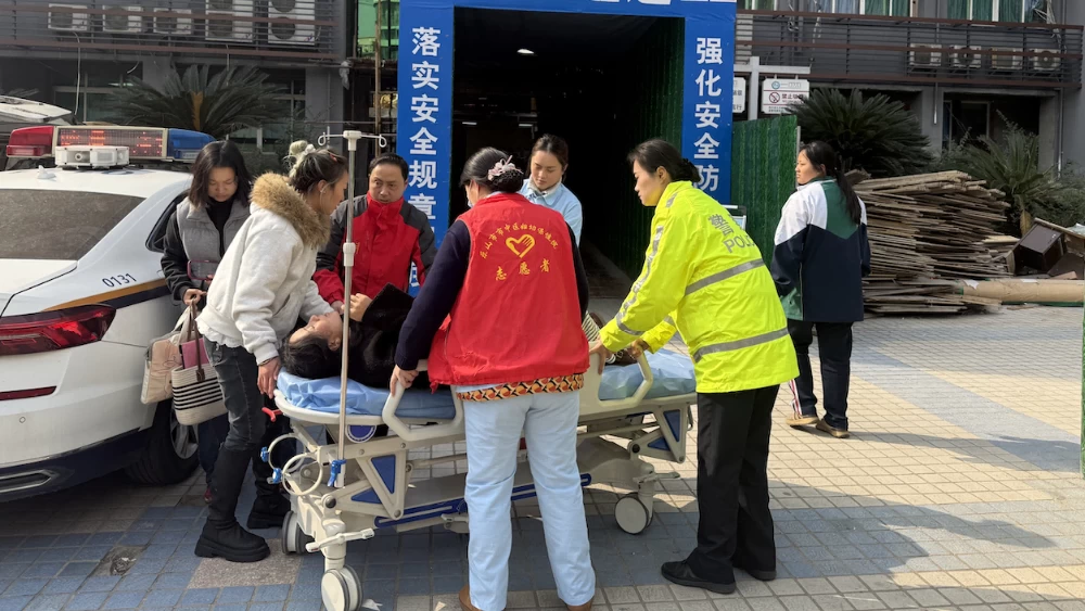 警灯为生命护航！乐山女警紧急护送临产孕妇就医